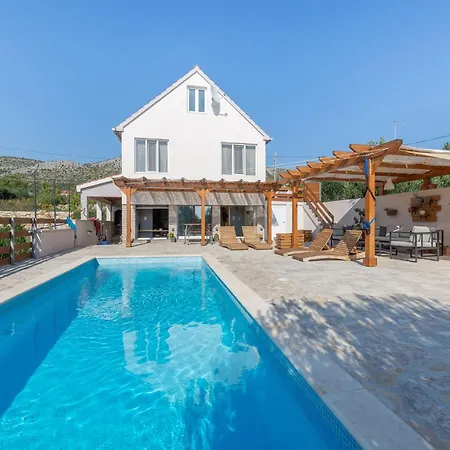 In Donje Polje Near Seabeach Feriehus Šibenik